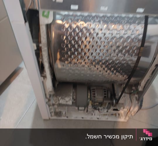 מכונת כביסה פתוחה עם תוף מתכת ומנוע חשמלי